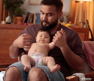 pai com bebê usando fralda