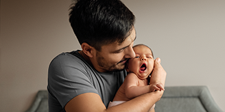papá y bebé abrazo